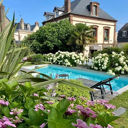 Du Cedre Bed & Breakfast *